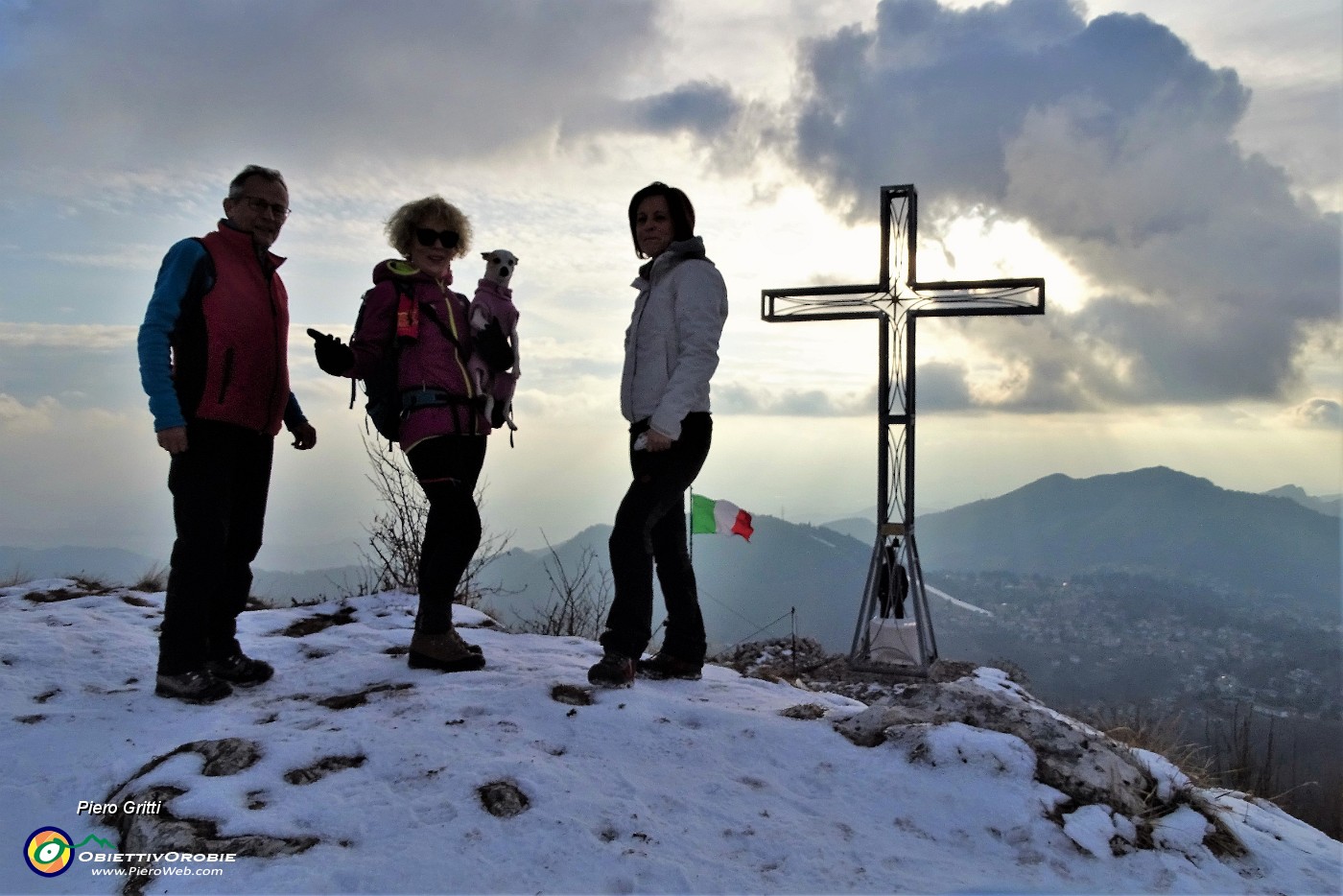 72 Alla croce di vetta della Cornagera (1311 m).JPG